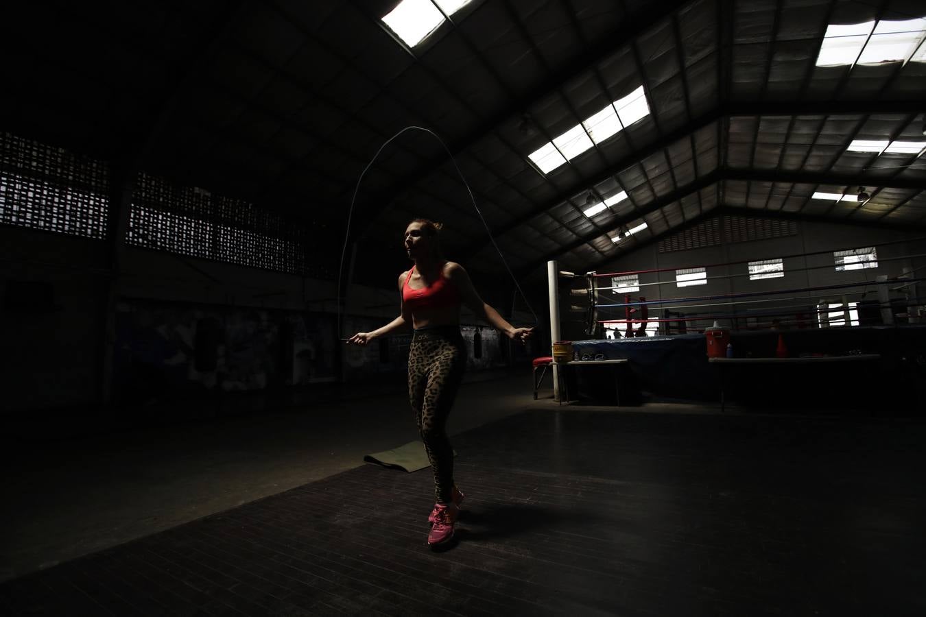 Una boxeador mientras entrena en el gimnasio de la cuadra "Los Rockeros" en el barrio de Santa Ana de Ciudad de Panamá 