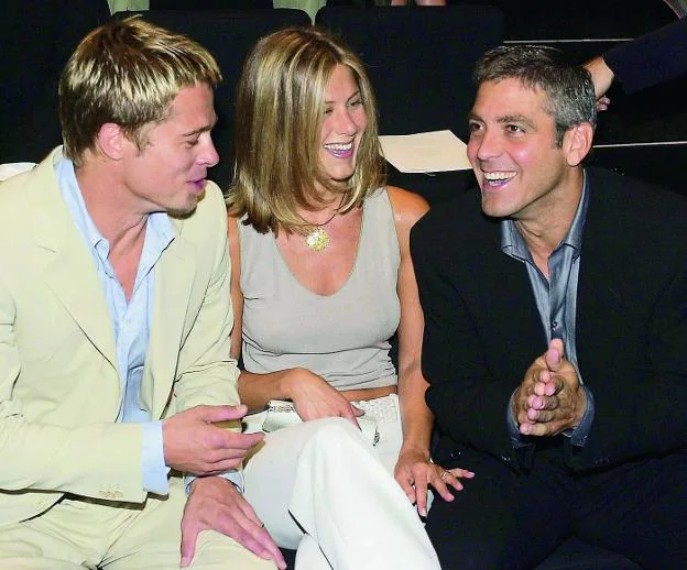 Jennifer Aniston y Brad Pitt, cuando estaban casados, posan sonrientes junto a George Clooney. :: R. C.
