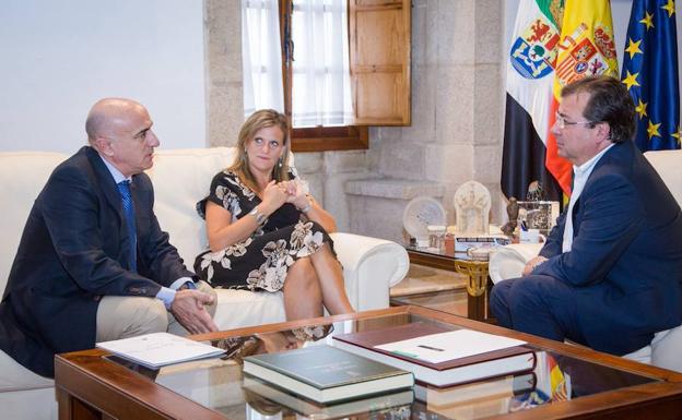 Reunión en Mérida del presidente de la CHG con la delegada del gobierno y el presidente de la Junta:: HOY