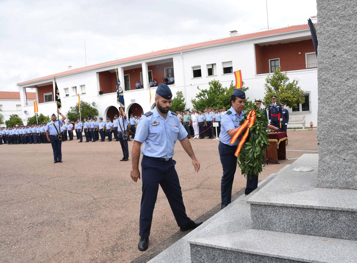 El coronel Francisco Javier Vidal Fernández ha tomado posesión del nuevo jefe de la Base Aérea de Talavera la Real y Ala 23 en sustitución del coronel Francisco Baños Castillo. Al acto, que se ha celebrado en la base pacense, ha asistido la delegada del Gobierno en Extremadura, Yolanda García Seco, entre otros. También ha asistido la vicepresidenta de la Junta de Extremadura y consejera de Hacienda y Administración Pública, Pilar Blanco-Morales; el vicepresidente primero de la Asamblea de Extremadura, José Andrés Mendo: y el alcalde de Badajoz, Francisco Javier Fragoso