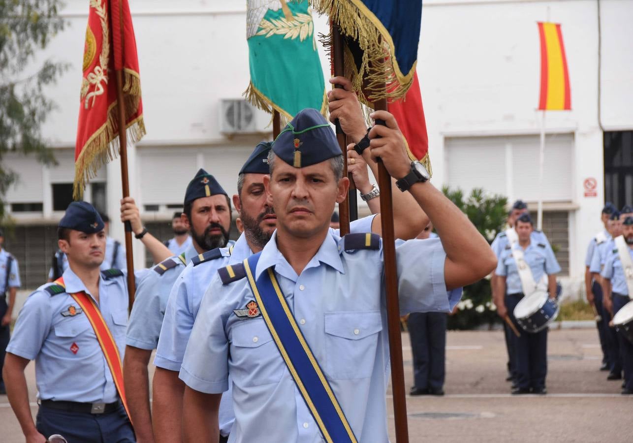 El coronel Francisco Javier Vidal Fernández ha tomado posesión del nuevo jefe de la Base Aérea de Talavera la Real y Ala 23 en sustitución del coronel Francisco Baños Castillo. Al acto, que se ha celebrado en la base pacense, ha asistido la delegada del Gobierno en Extremadura, Yolanda García Seco, entre otros. También ha asistido la vicepresidenta de la Junta de Extremadura y consejera de Hacienda y Administración Pública, Pilar Blanco-Morales; el vicepresidente primero de la Asamblea de Extremadura, José Andrés Mendo: y el alcalde de Badajoz, Francisco Javier Fragoso