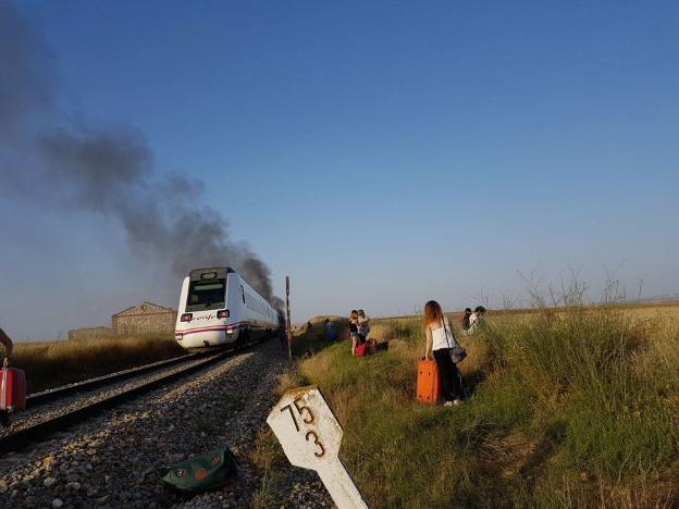 Pasajeros de un tren extremeño, campo a través. :: HOY