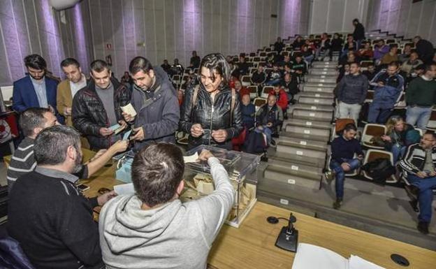 Imagen de archivo de una asamblea de socios del Badajoz:: HOY