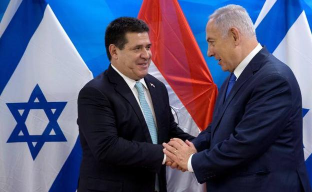 El expresidente paraguayo Horacio Cartes estrecha la mano del primer ministro israelí, Benjamin Netanyahyu, durante la inauguranción de la embajada en Jerusalén.