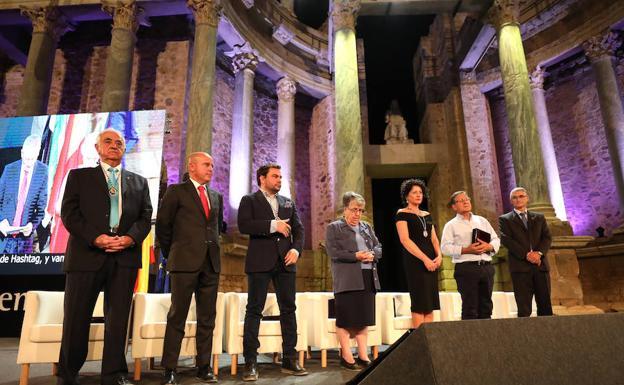 Los galardonados con la Medalla en el acto de anoche en el Teatro Romano de Mérida. 