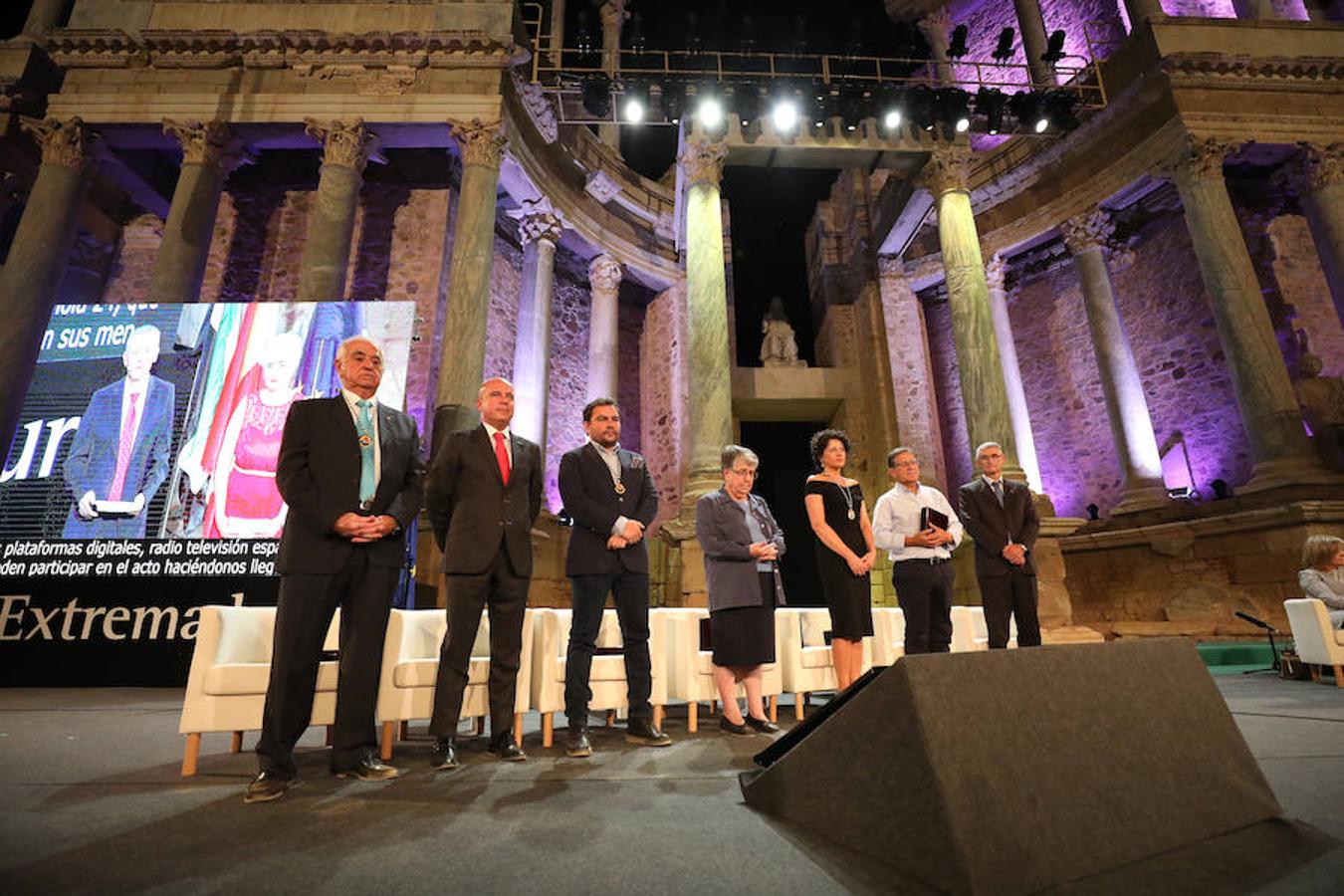 La reivindicación de la figura de la mujer y su importancia en la sociedad, la acción cultural en la región, y la alabanza a las personas que dedican su trabajo a ayudar a los más desfavorecidos han supuesto algunos de los puntos de atención en la ceremonia de entrega de las Medallas de Extremadura 2018