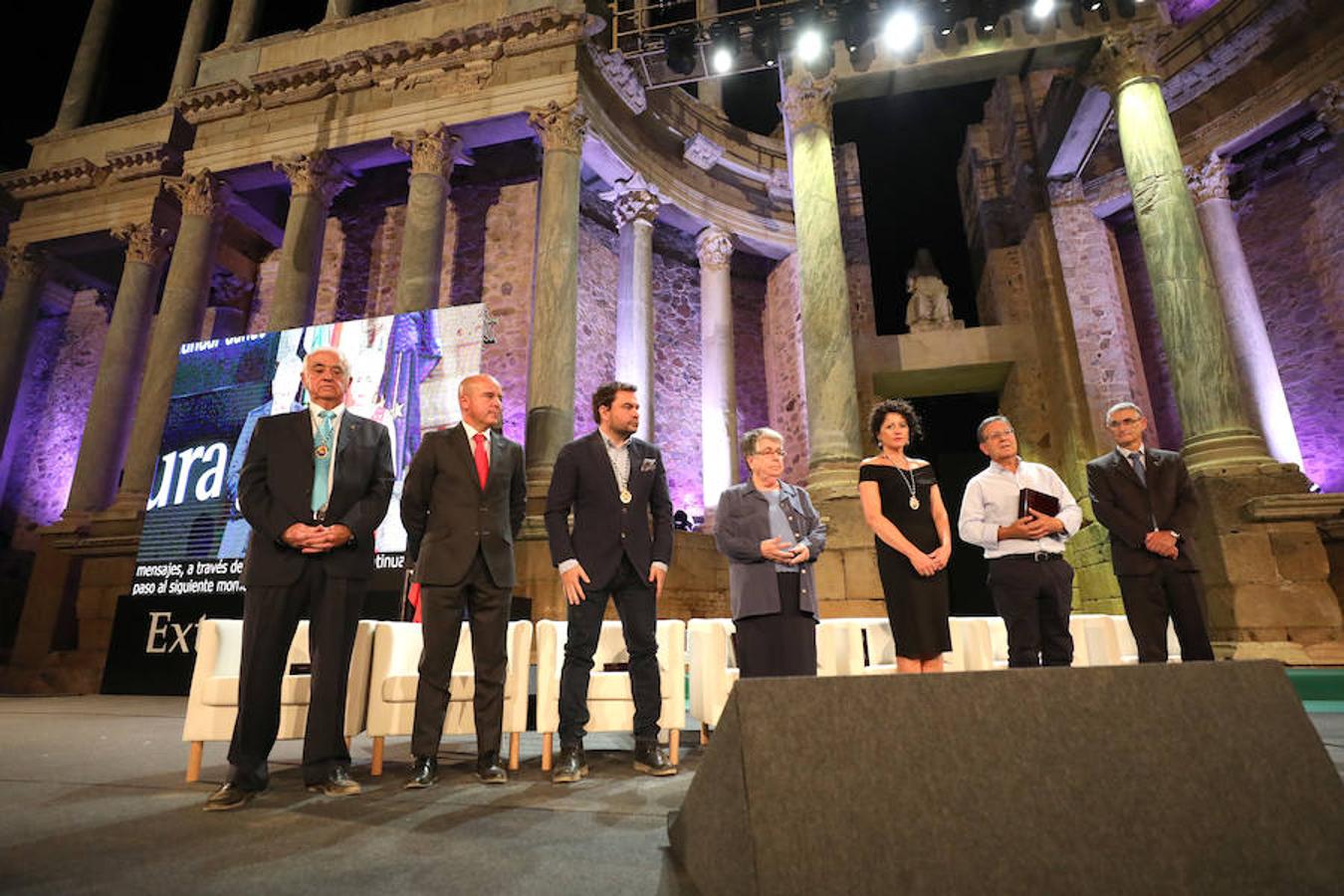 La reivindicación de la figura de la mujer y su importancia en la sociedad, la acción cultural en la región, y la alabanza a las personas que dedican su trabajo a ayudar a los más desfavorecidos han supuesto algunos de los puntos de atención en la ceremonia de entrega de las Medallas de Extremadura 2018