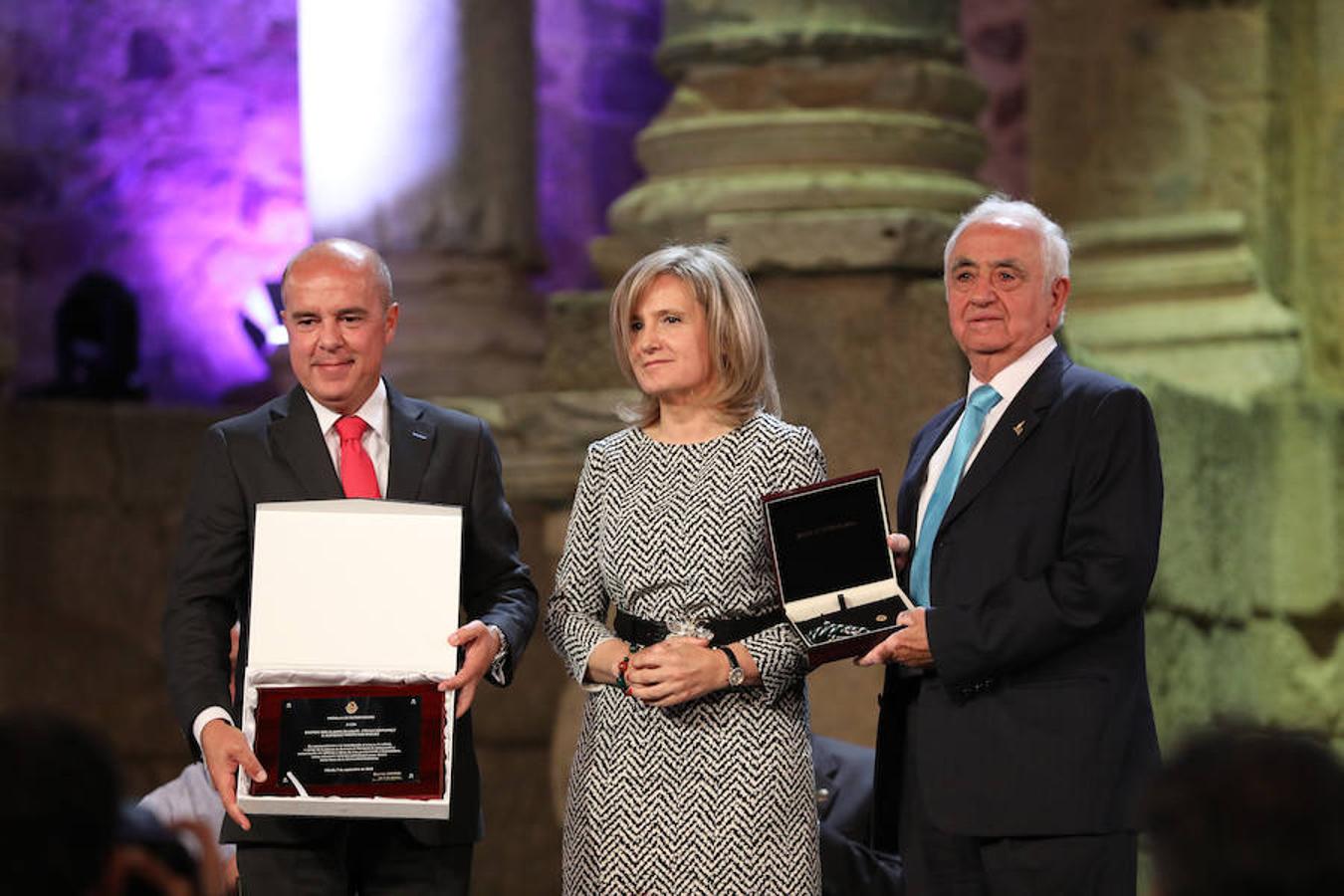 La reivindicación de la figura de la mujer y su importancia en la sociedad, la acción cultural en la región, y la alabanza a las personas que dedican su trabajo a ayudar a los más desfavorecidos han supuesto algunos de los puntos de atención en la ceremonia de entrega de las Medallas de Extremadura 2018