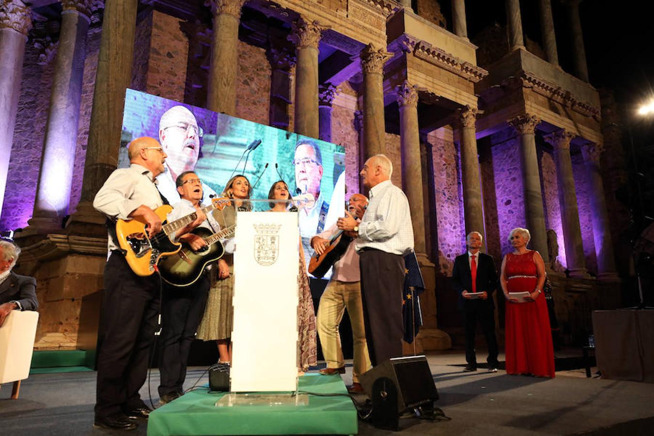 La reivindicación de la figura de la mujer y su importancia en la sociedad, la acción cultural en la región, y la alabanza a las personas que dedican su trabajo a ayudar a los más desfavorecidos han supuesto algunos de los puntos de atención en la ceremonia de entrega de las Medallas de Extremadura 2018