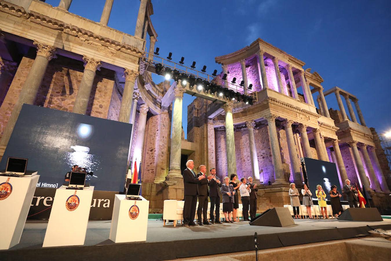 La reivindicación de la figura de la mujer y su importancia en la sociedad, la acción cultural en la región, y la alabanza a las personas que dedican su trabajo a ayudar a los más desfavorecidos han supuesto algunos de los puntos de atención en la ceremonia de entrega de las Medallas de Extremadura 2018