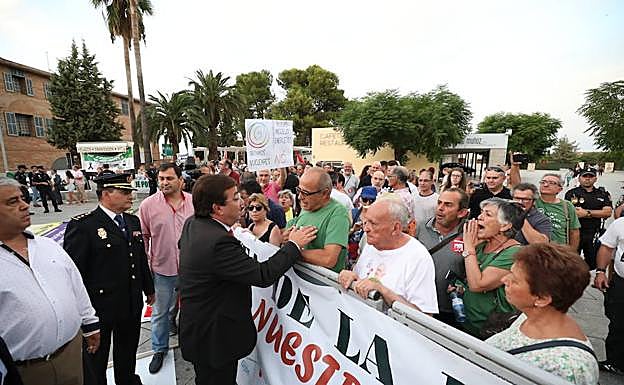 Guillermo Fernández Vara se ha acercado a hablar con los manifestantes