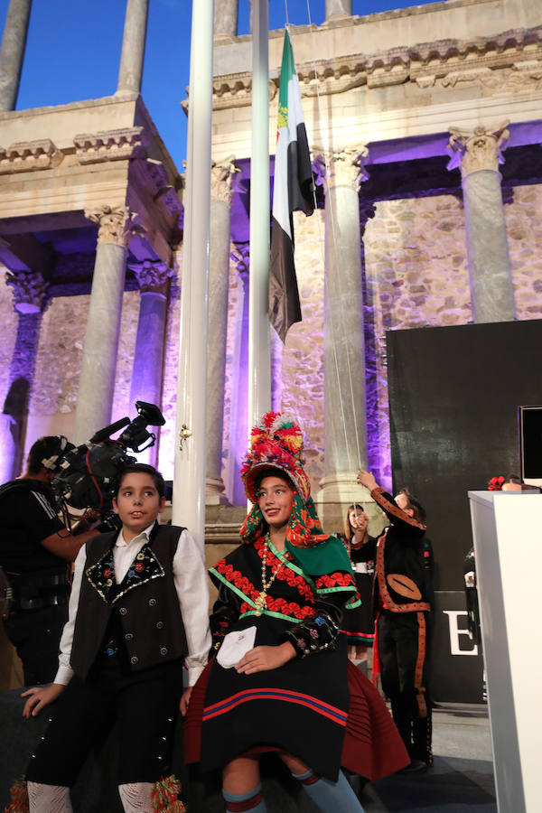 La reivindicación de la figura de la mujer y su importancia en la sociedad, la acción cultural en la región, y la alabanza a las personas que dedican su trabajo a ayudar a los más desfavorecidos han supuesto algunos de los puntos de atención en la ceremonia de entrega de las Medallas de Extremadura 2018