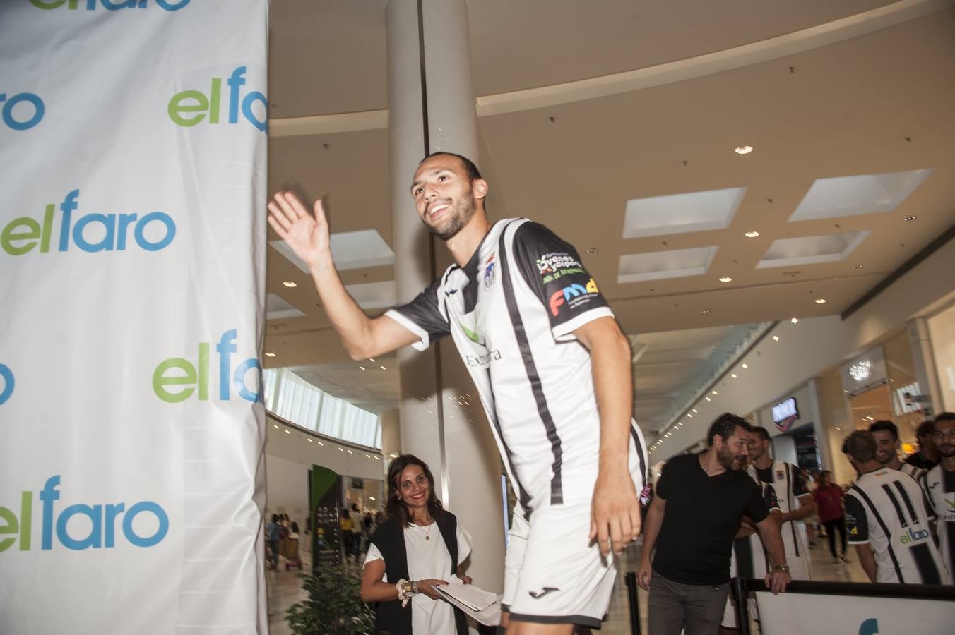 El acto tuvo lugar en el centro comercial El Faro y por allí se dejaron ver todos los estamentos del club blanquinegro para hacer la foto grupal y mostrar en público las nuevas caras de un plantel muy renovado a la órdenes del técnico Patxi Salinas