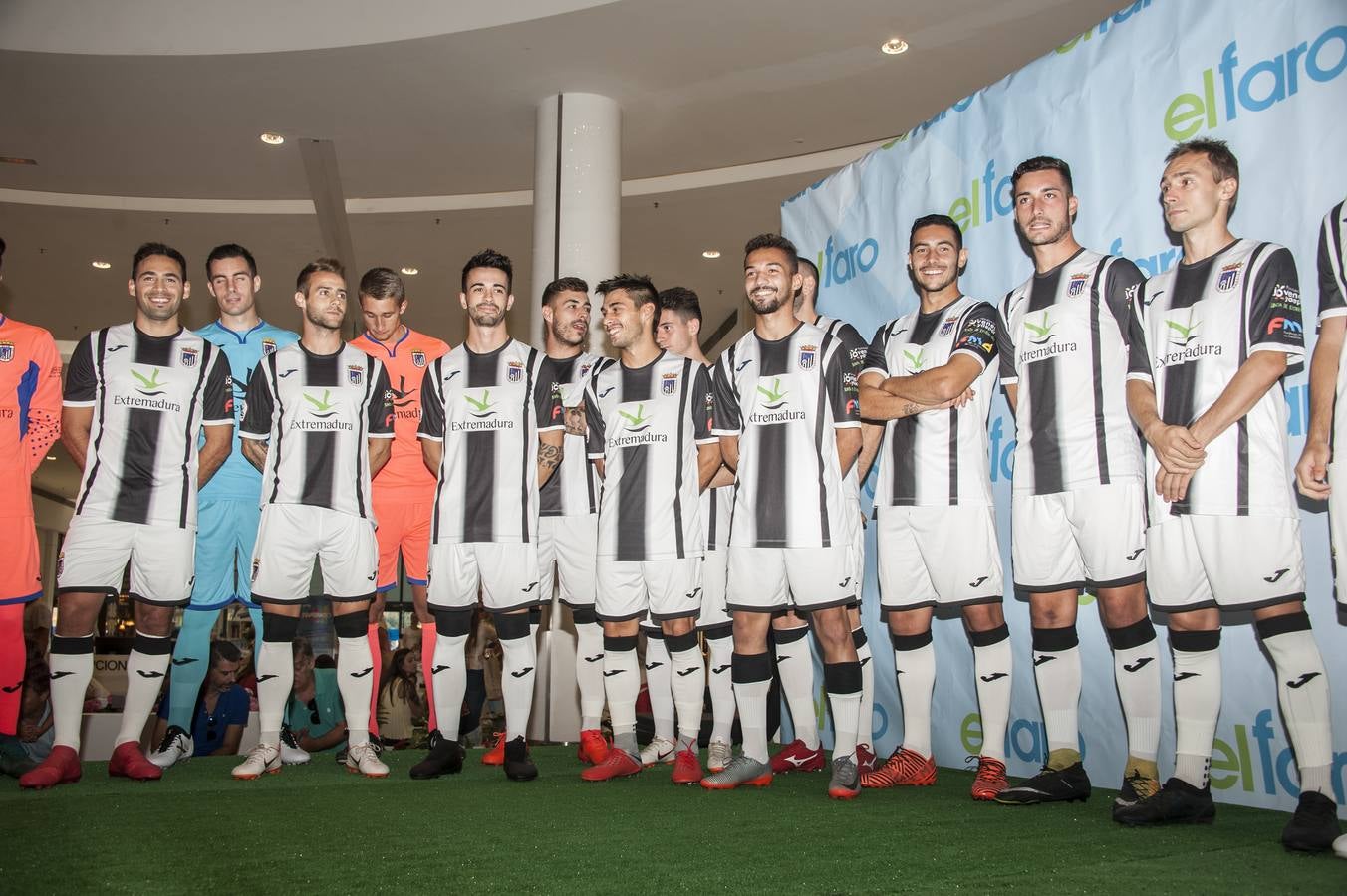 El acto tuvo lugar en el centro comercial El Faro y por allí se dejaron ver todos los estamentos del club blanquinegro para hacer la foto grupal y mostrar en público las nuevas caras de un plantel muy renovado a la órdenes del técnico Patxi Salinas