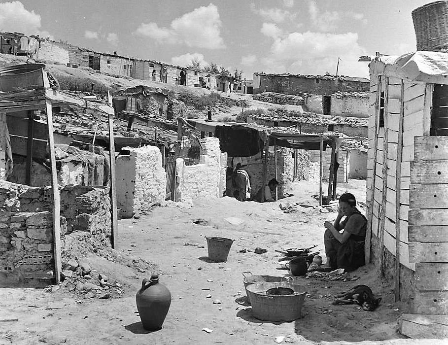 Haciendo la comida en el poblado chabolista de Legazpi. (Fotografía Juan Pando Barrero/Fototeca Nacional).