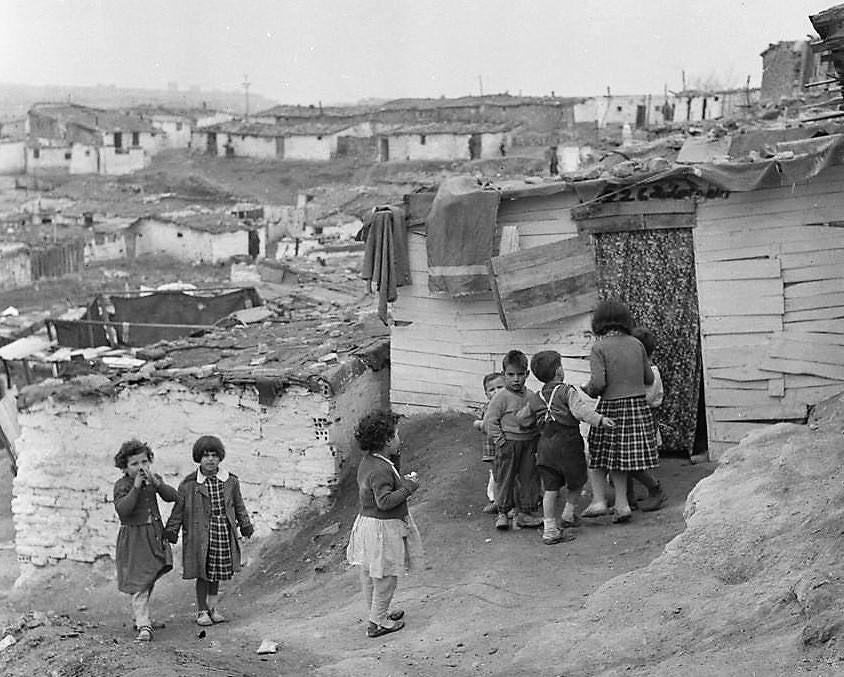 Niños jugando en la zona de chabolas de Legazpi. (Fotografía Juan Pando Barrero/Fototeca Nacional).