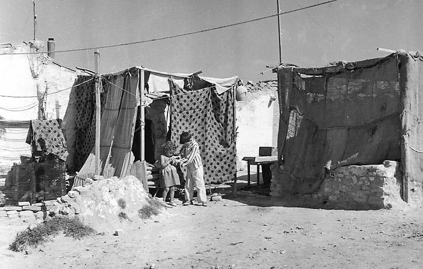 Niños jugando en la zona de Usera. (Fotografía Juan Pando Barrero/Fototeca Nacional).