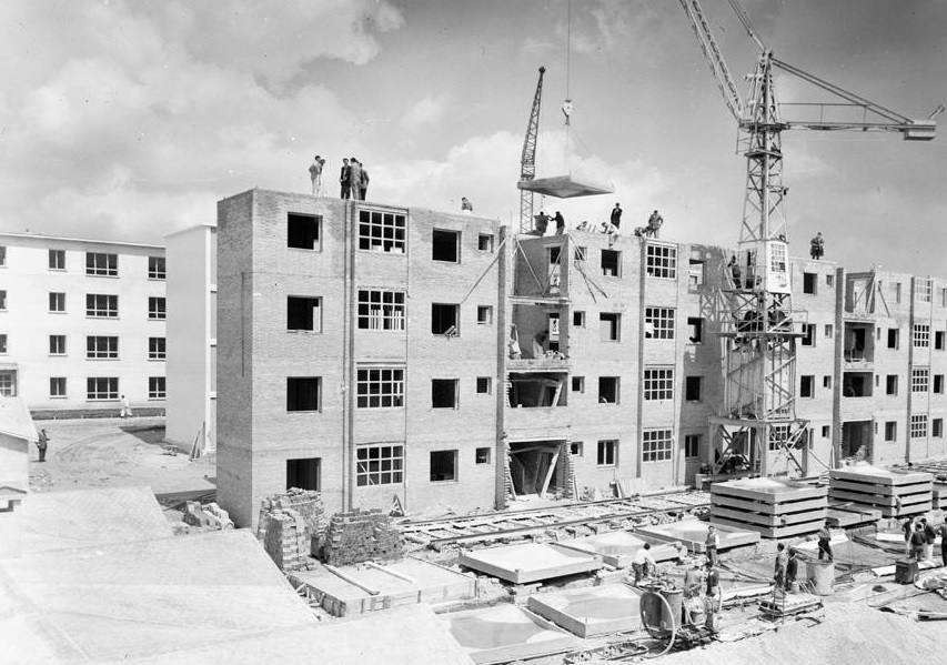 Construyendo viviendas de protección oficial en Carabanchel en 1957. (Fotografía Juan Pando Barrero/Fototeca Nacional).