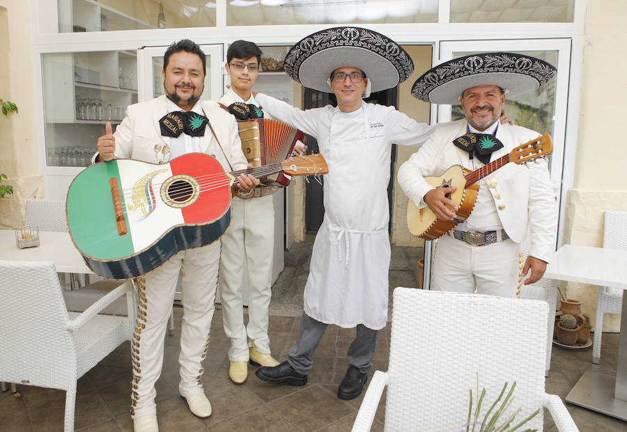 El cocinero Juanma Zamorano junto a los integrantes de Mariachi Mezcal