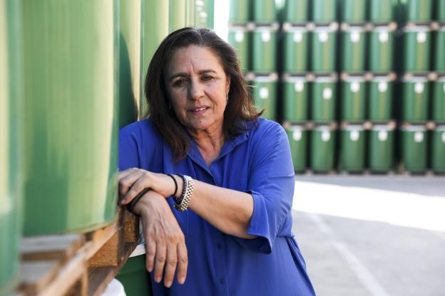 Responsabilidad. Celia Santos, junto a los bidones de tomate de la fábrica. 