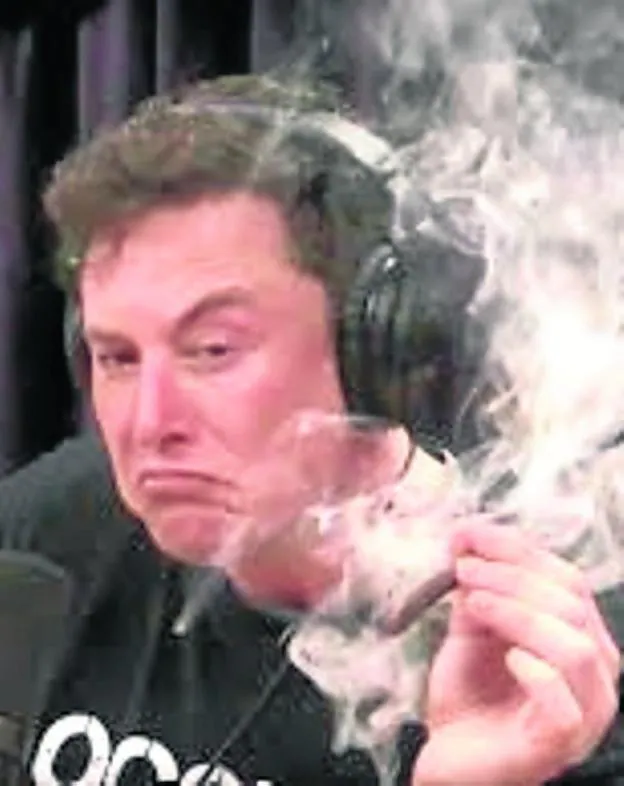 Elon Musk, con su canuto. 
