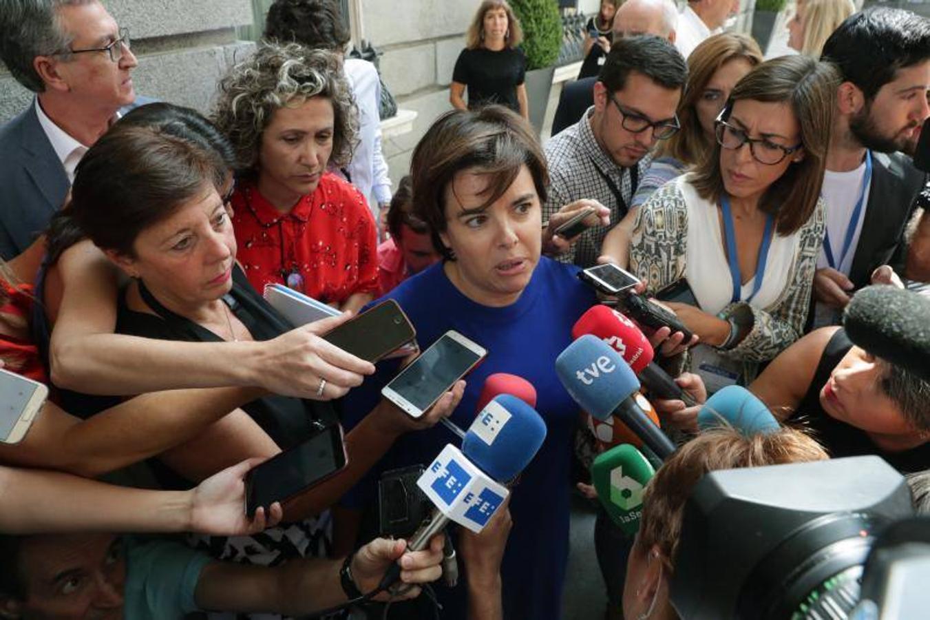 Mantuvo su futuro en el partido en el aire y no asistió a la primera Junta Directiva Nacional con Pablo Casado al frente del partido. En esta imagen responde a las preguntas de la prensa acerca de su ausencia. Este lunes la exvicepresidenta ha anunciado su remisión de la vida política.