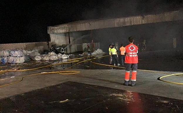 Un incendio sin daños personales daña una empresa de reciclaje de Almendralejo