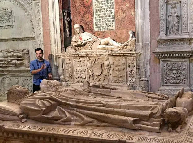 Un guía explica el Doncel de Sigüenza y el sepulcro del comendador de Montijo. :: E.R.