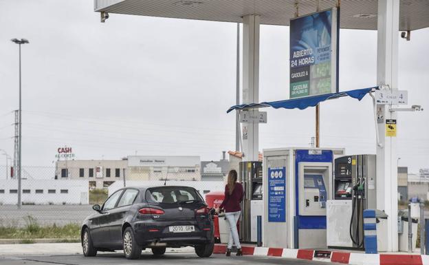 Gasolinera desatendida que presta servicio en Badajoz. :: HOY