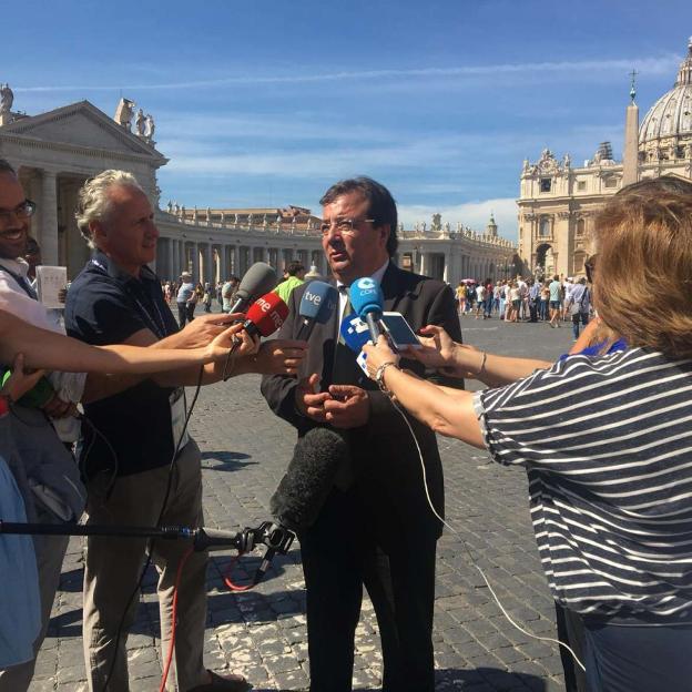 Vara atiende a la prensa tras el encuentro. :: hoy