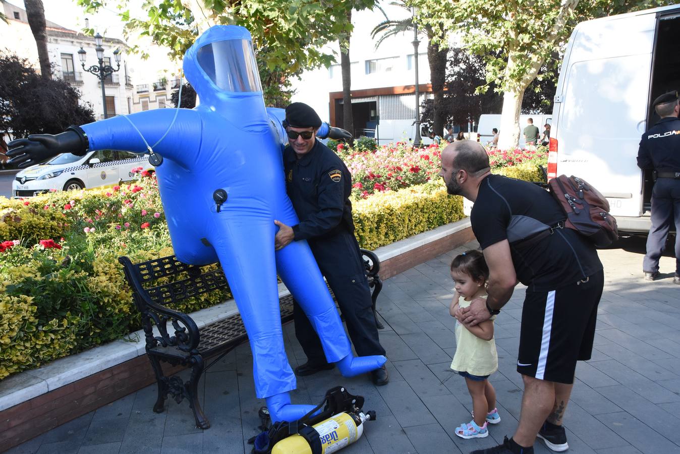 La Policía Local de Badajoz celebró ayer Día de este cuerpo con una exhibición de medios policiales en el Paseo de San Francisco en la que participaron diversas unidades de la Policía Local, Policía Nacional, Guardia Civil y Protección Civil. 