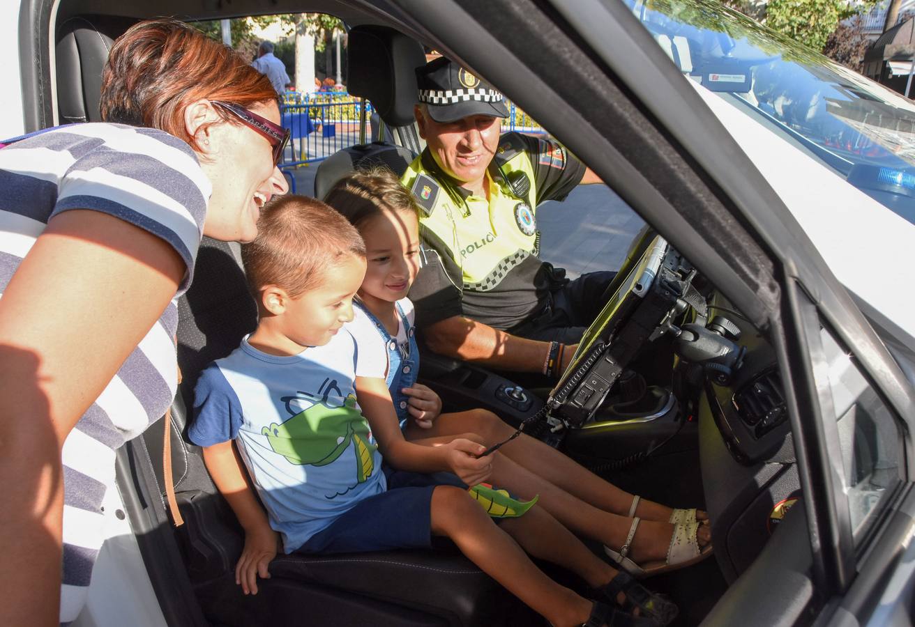 La Policía Local de Badajoz celebró ayer Día de este cuerpo con una exhibición de medios policiales en el Paseo de San Francisco en la que participaron diversas unidades de la Policía Local, Policía Nacional, Guardia Civil y Protección Civil. 