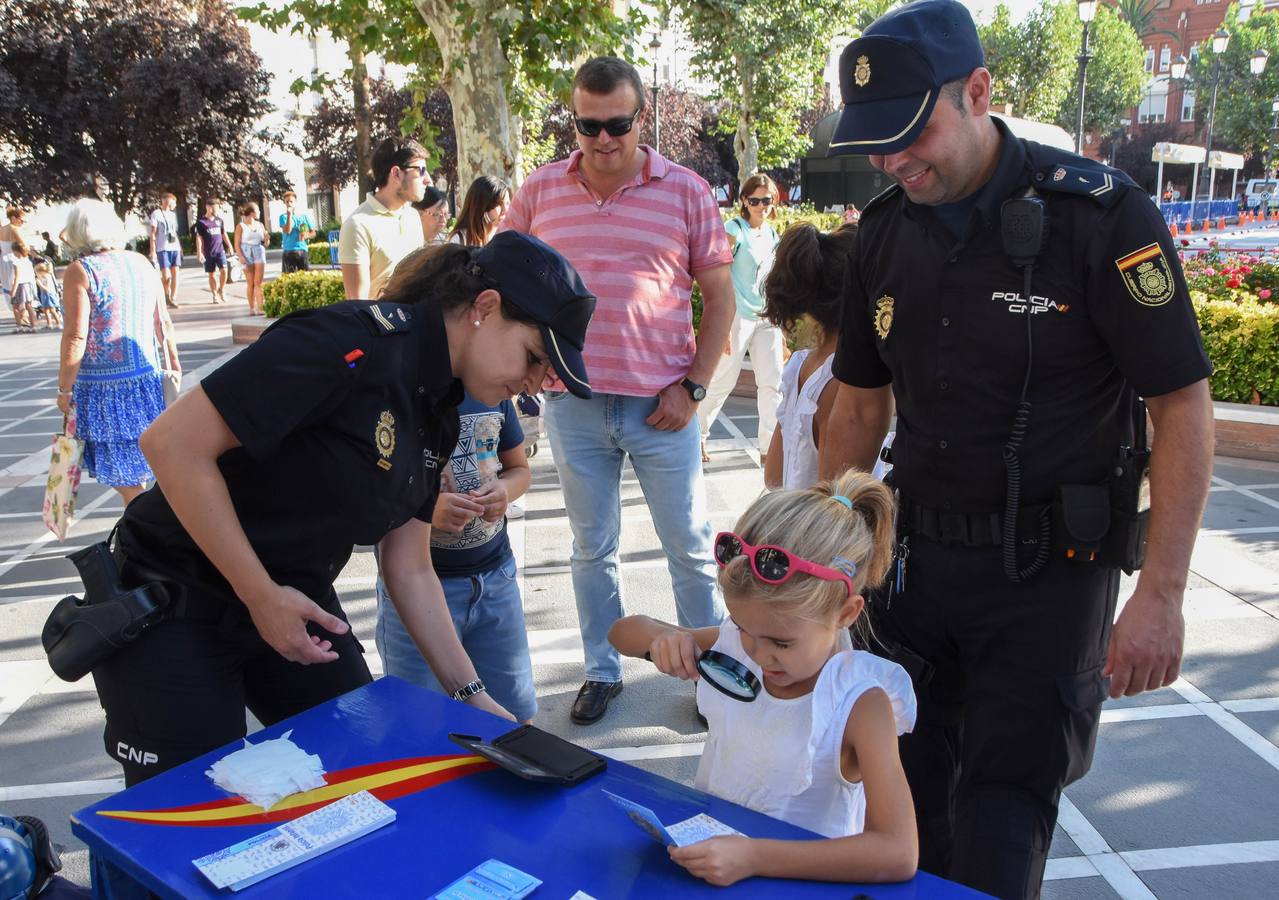 La Policía Local de Badajoz celebró ayer Día de este cuerpo con una exhibición de medios policiales en el Paseo de San Francisco en la que participaron diversas unidades de la Policía Local, Policía Nacional, Guardia Civil y Protección Civil. 