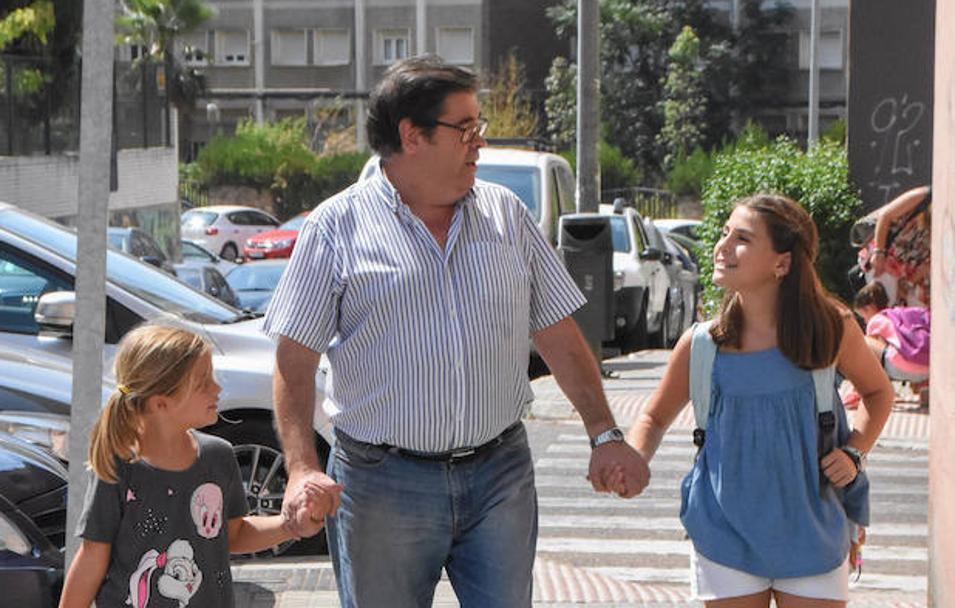 Francisco León acompaña a sus nietas al colegio pacense Luis de Morales:: C. MORENO