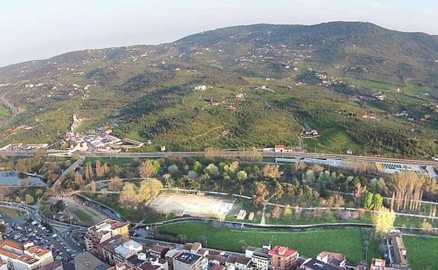 Centenares de viviendas clandestinas salpicadas por la sierra de Santa Bárbara, en Plasencia. :: DAVID PALMA