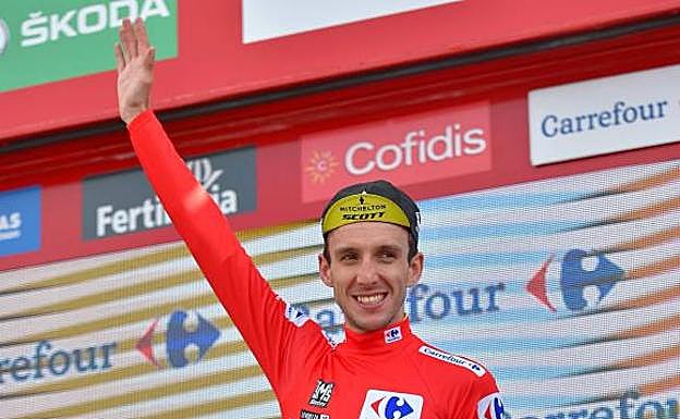 El británico Simon Yates, vestido de rojo. 