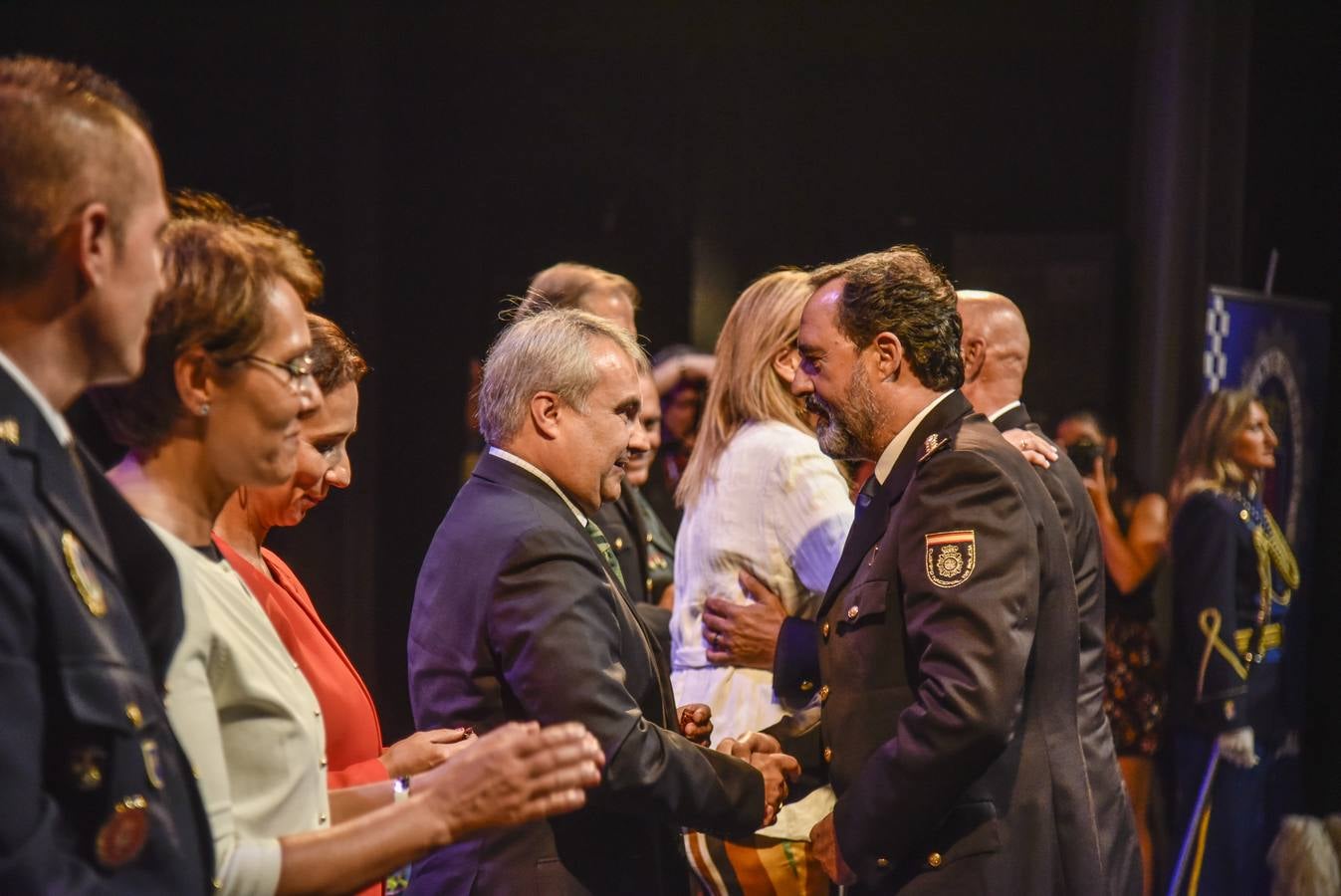 El Teatro López de Ayala ha acogido el acto oficial de entrega de medallas, distinciones y condecoraciones del Día de la Policía Local de Badajoz.