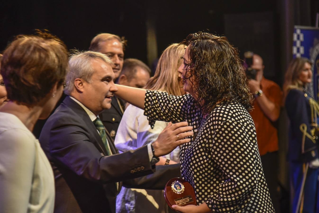 El Teatro López de Ayala ha acogido el acto oficial de entrega de medallas, distinciones y condecoraciones del Día de la Policía Local de Badajoz.