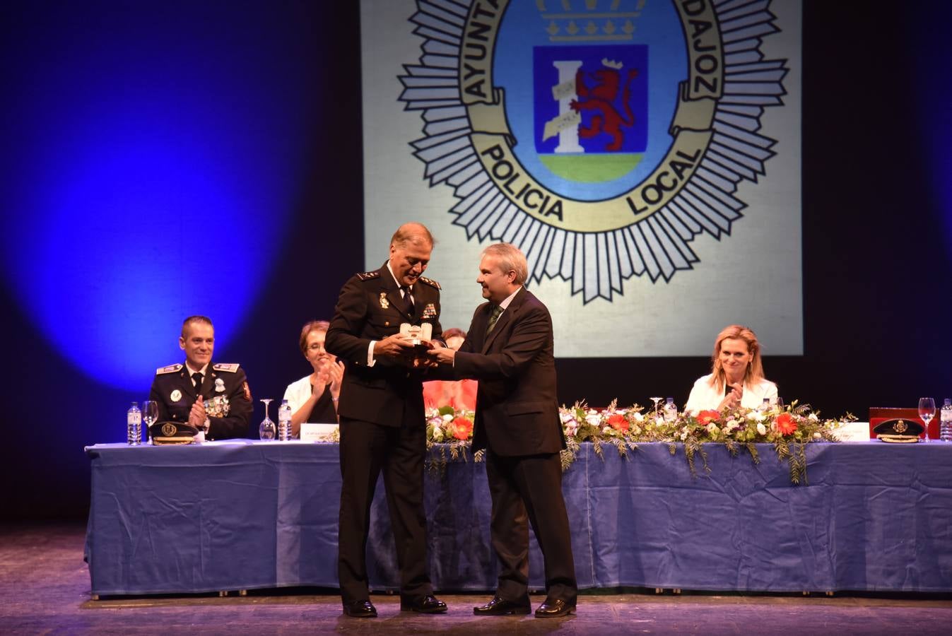 El Teatro López de Ayala ha acogido el acto oficial de entrega de medallas, distinciones y condecoraciones del Día de la Policía Local de Badajoz.