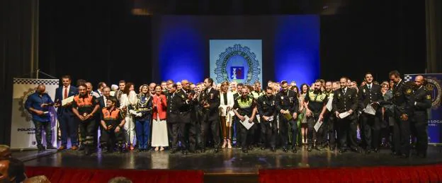 Foto de familia de todos los galardonados junto a las autoridades, ayer en el López de Ayala. :: José Vicente Arnelas