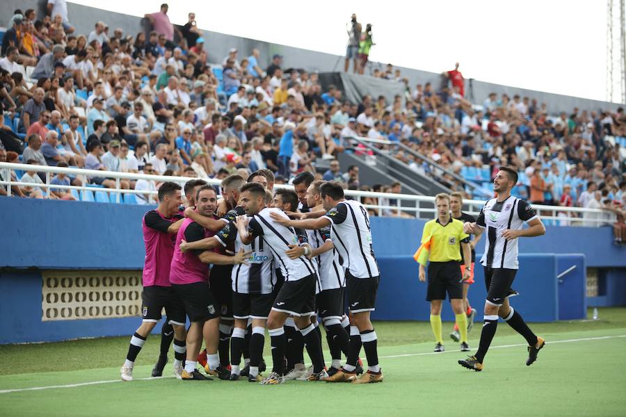 Los jugadores del Badajoz celebran el gol de Francis Ferrón que dio la victoria al equipo pacense en Ibiza:: 