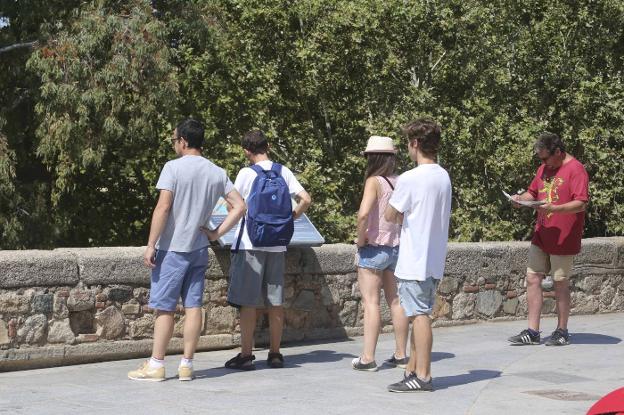 Turistas en el puente Romano de Mérida . :: J. M. Romero