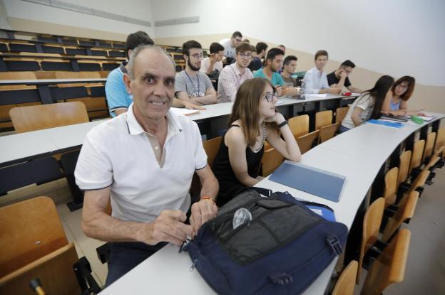 Enrique Arias entre sus nuevos compañeros, la mayoría con 18 años, en la universidad.