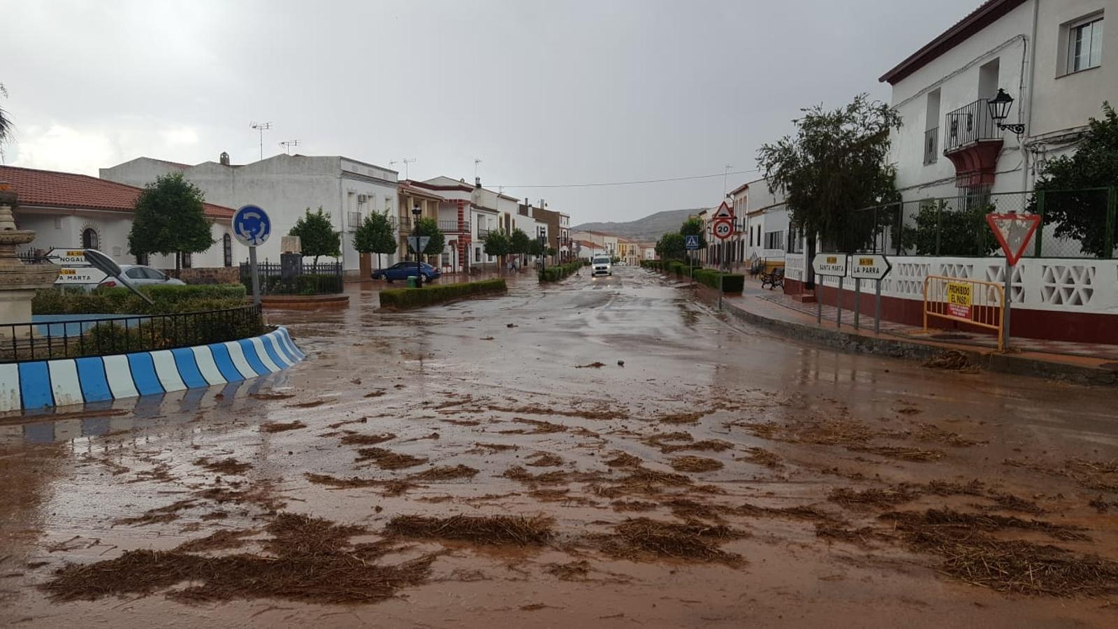 Los vecinos llevan retirando lodo desde poco después de las cuatro de la tarde