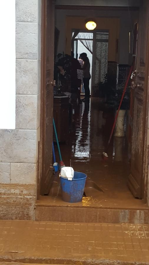 Los vecinos llevan retirando lodo desde poco después de las cuatro de la tarde