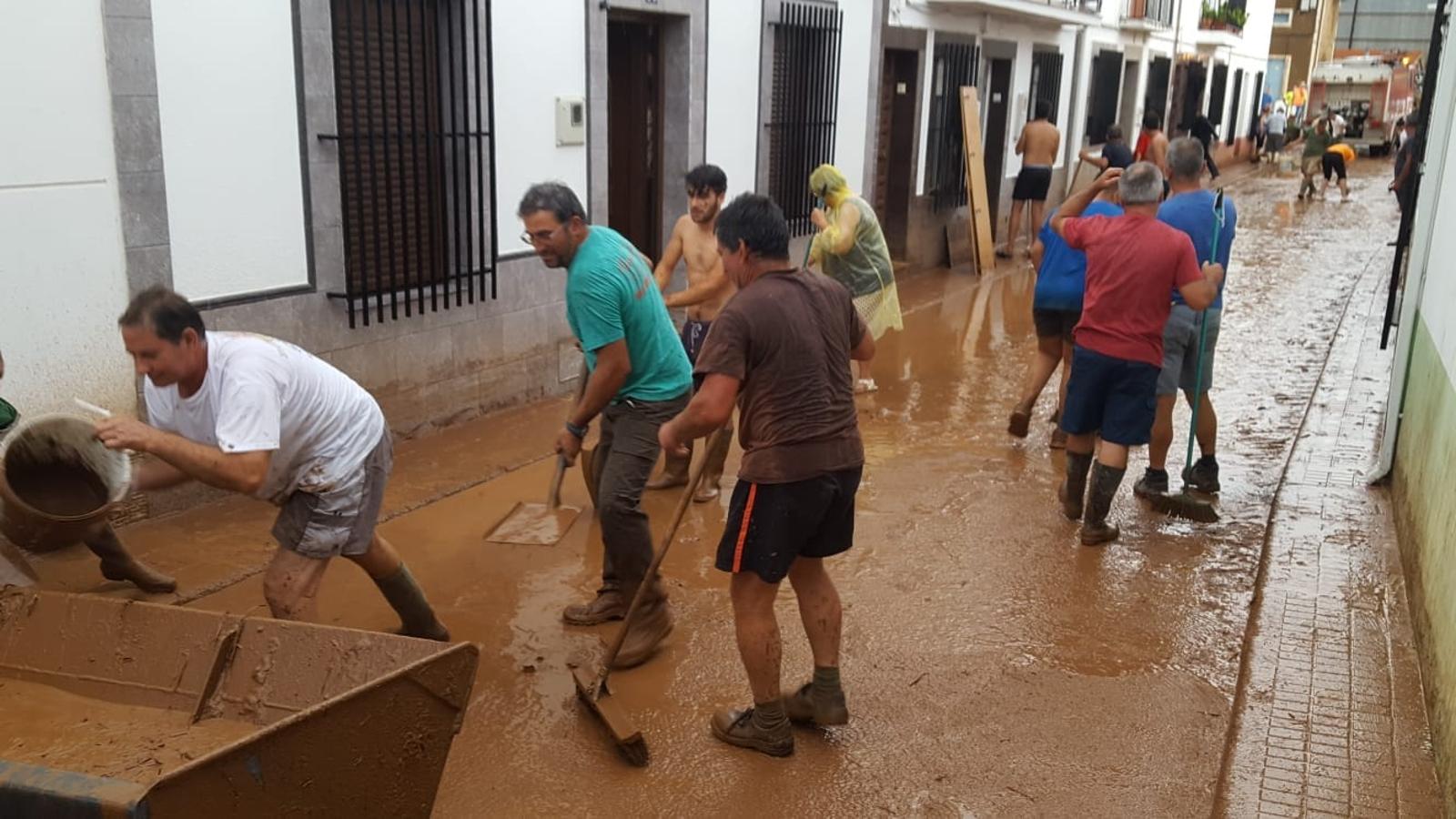 Los vecinos llevan retirando lodo desde poco después de las cuatro de la tarde