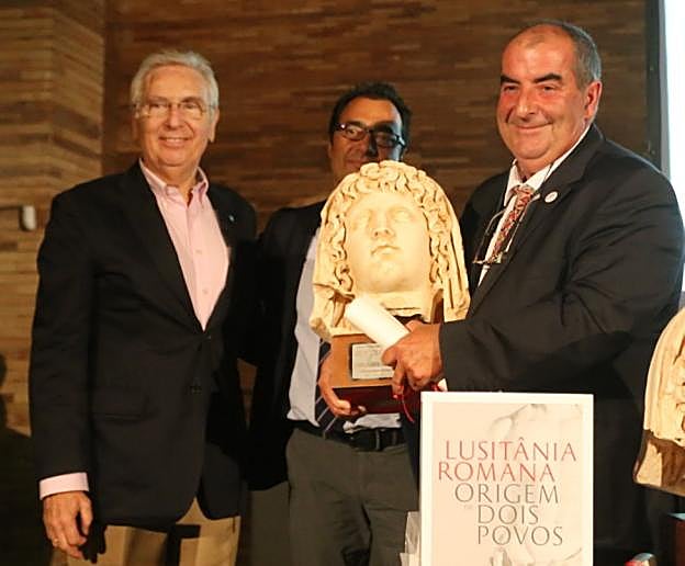 Carlos Jorge Gonçalves (derecha) sujeta su galardón. :: j. m. romero