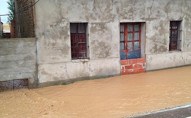 Calle inundada en Almorchón, pedanía de Cabeza del Buey:: HOY
