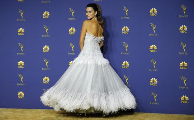 Imagen principal - Arriba, Penélope Cruz. Abajo, Ricky Martin en el comienzo de la gala y Rachel Brosnahan con su Emmy. . 