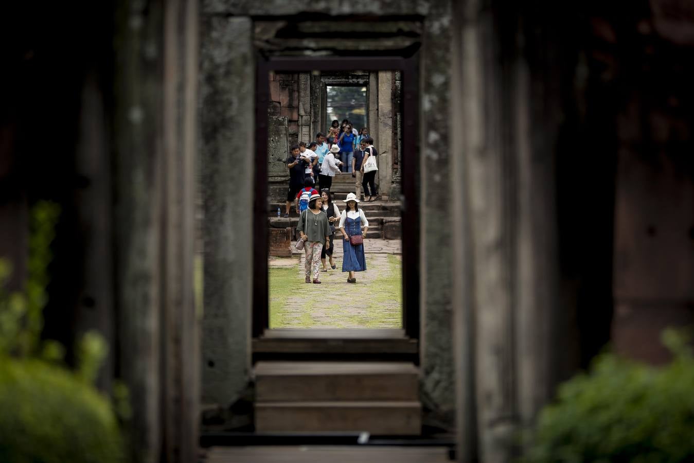 Situada a unos 300 kilómetros al noreste de Bangkok y 260 kilómetros al noroeste de Angkor, Phimai era una antigua ciudad jemer rodeada por todos lados por fosos y muros que lo rodeaban, de los cuales aún quedan vestigios. Situado en el centro de la ciudad, Prasat Phimai era un santuario budista Mahayana originalmente construido en el siglo 11 después de que una gran parte del Reino Budista de Dhvaravadi fue conquistada. Ahora es conocido como Prasat Hin Phimai o Phimai Stone Castle y es el mayor santuario de arenisca en Tailandia, mide más de 1,000 metros de largo y 600 metros de ancho y su pagoda principal tiene una impresionante altura de 28 metros